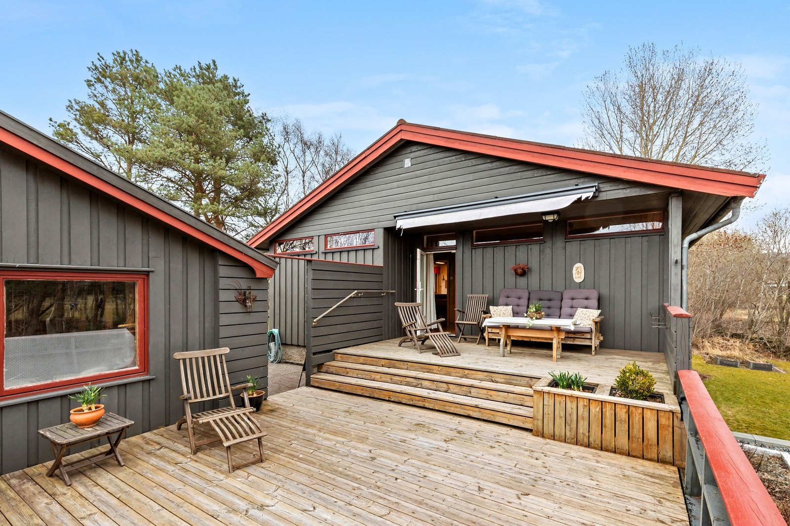 Stor solrik terrasse mot sør og vest Galleribilde