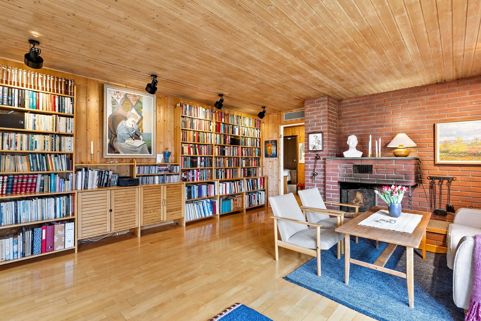 Stuen med plass for flere sittegrupper Galleribilde