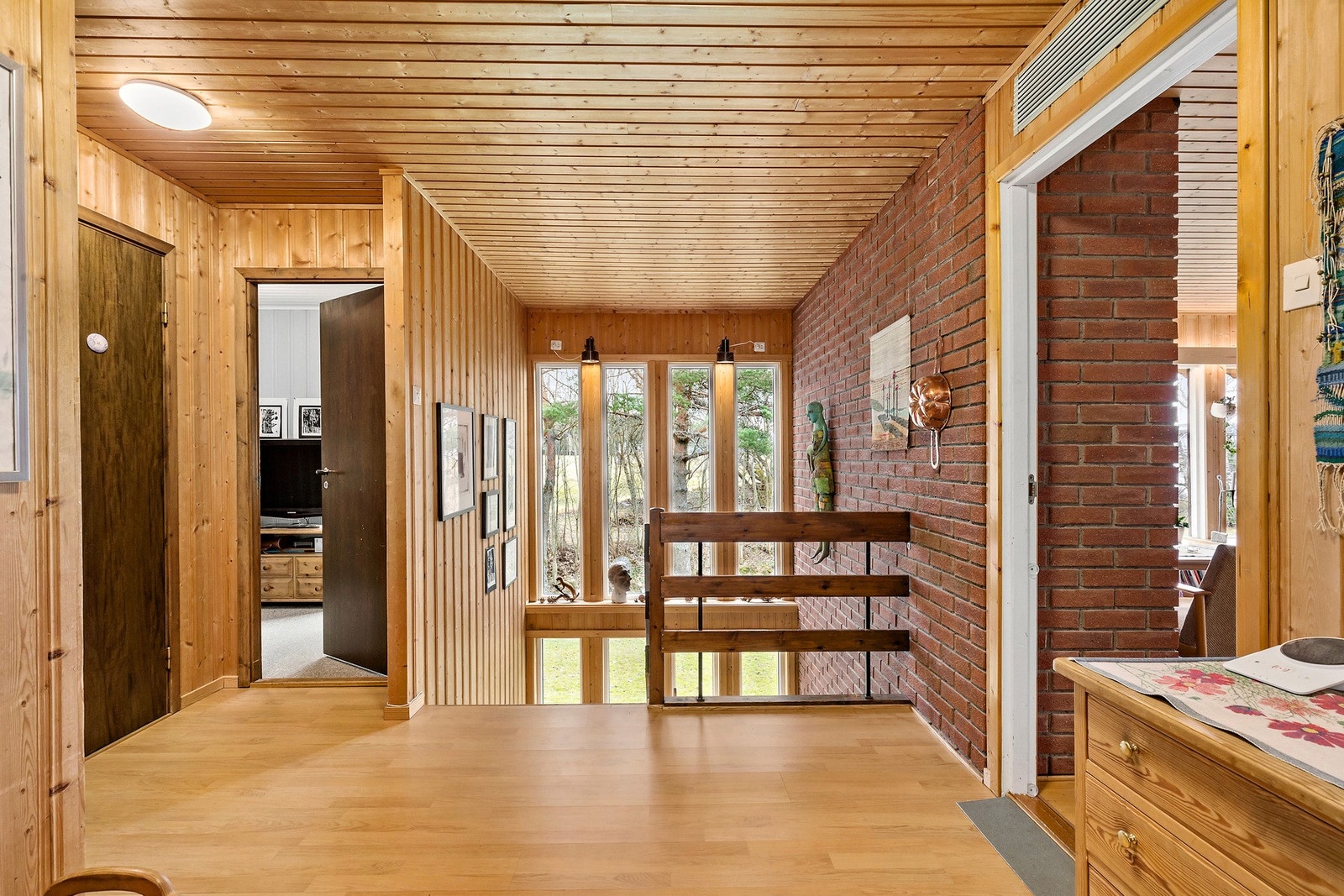 Hyggelig hall - trapp ned til underetasjen, med store vinduer med hyggelig utsikt til hagen - gir mye lys Galleribilde