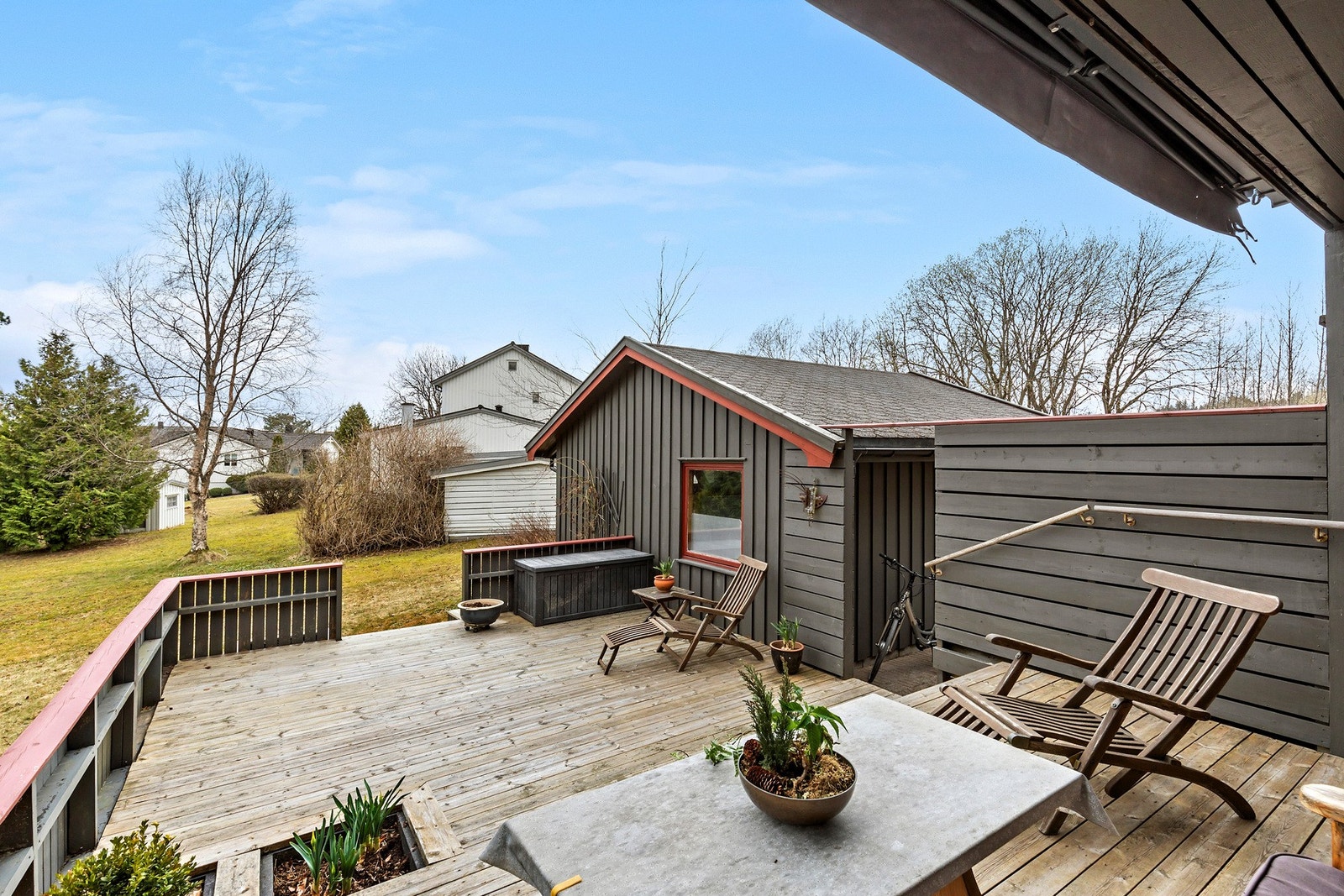 Stor solrik terrasse mot sør og vest Galleribilde