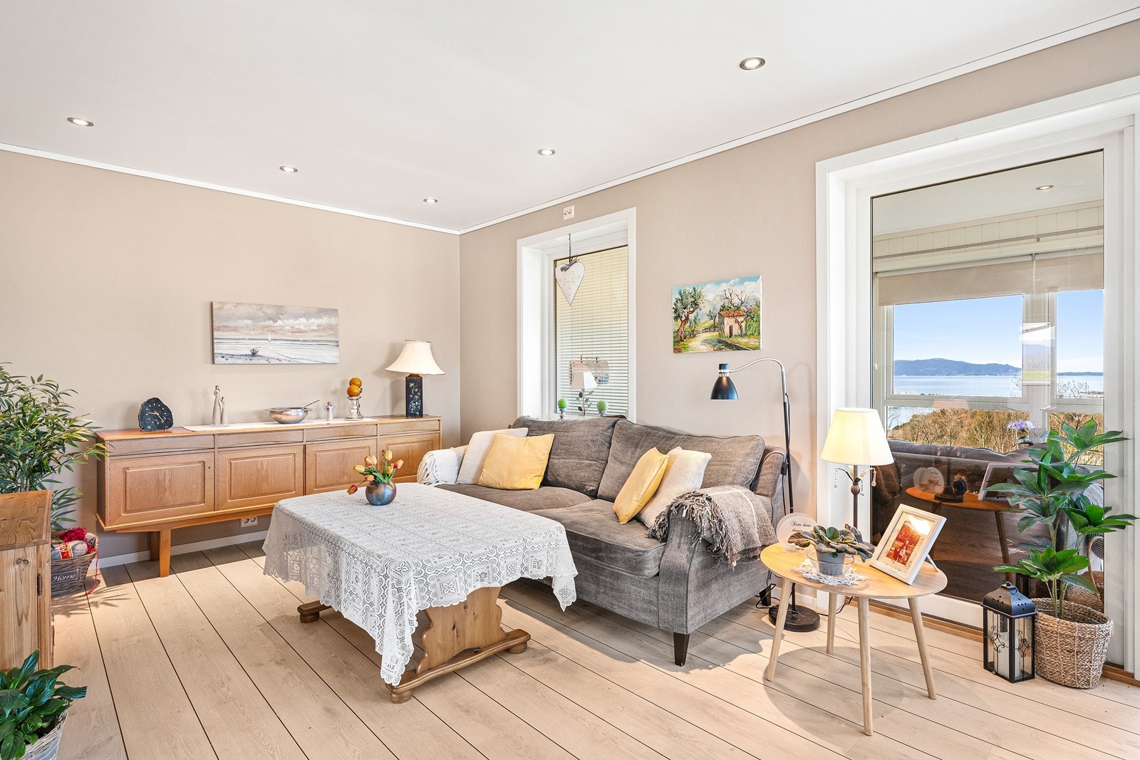 Lyse, beige vegger og pent laminatgulv Galleribilde