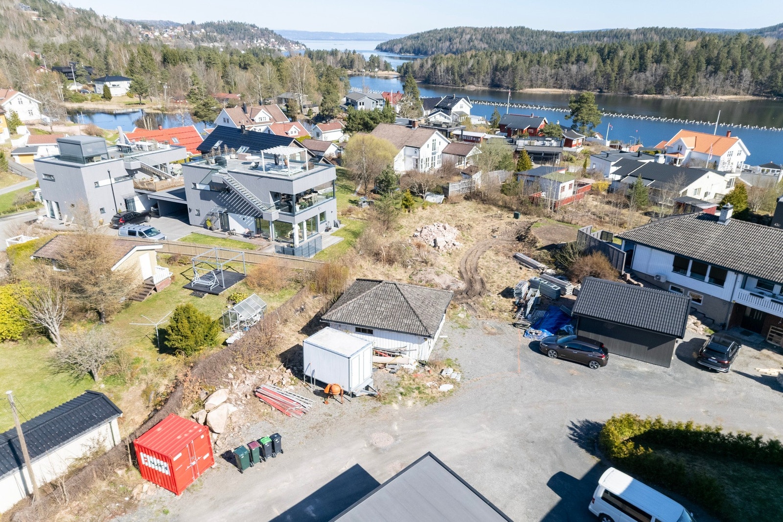 Dronebilde av tomten sett fra sør mot nord Galleribilde
