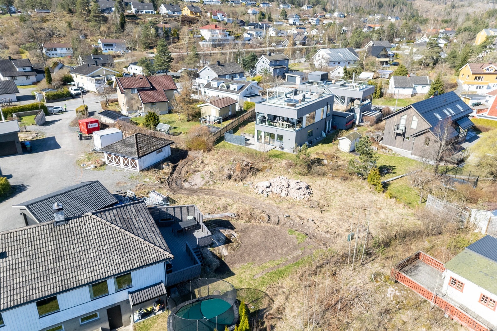 Dronebilde av tomten sett fra øst mot vest. Galleribilde