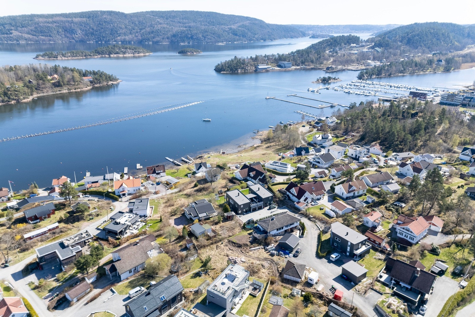 Tomten ligger med kort vei til sjøen Galleribilde