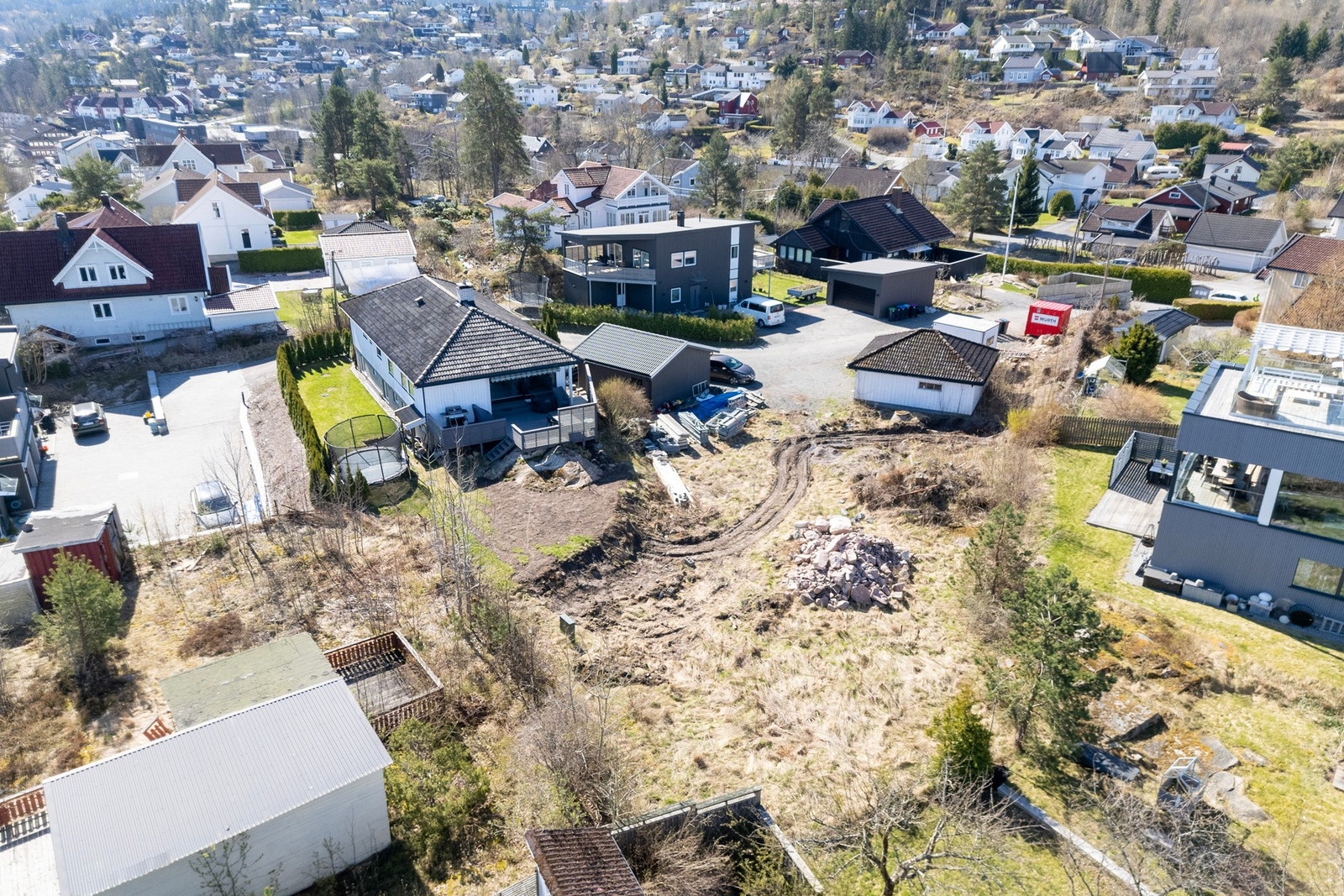 Dronebilde av tomten sett fra nord mot sør. Galleribilde