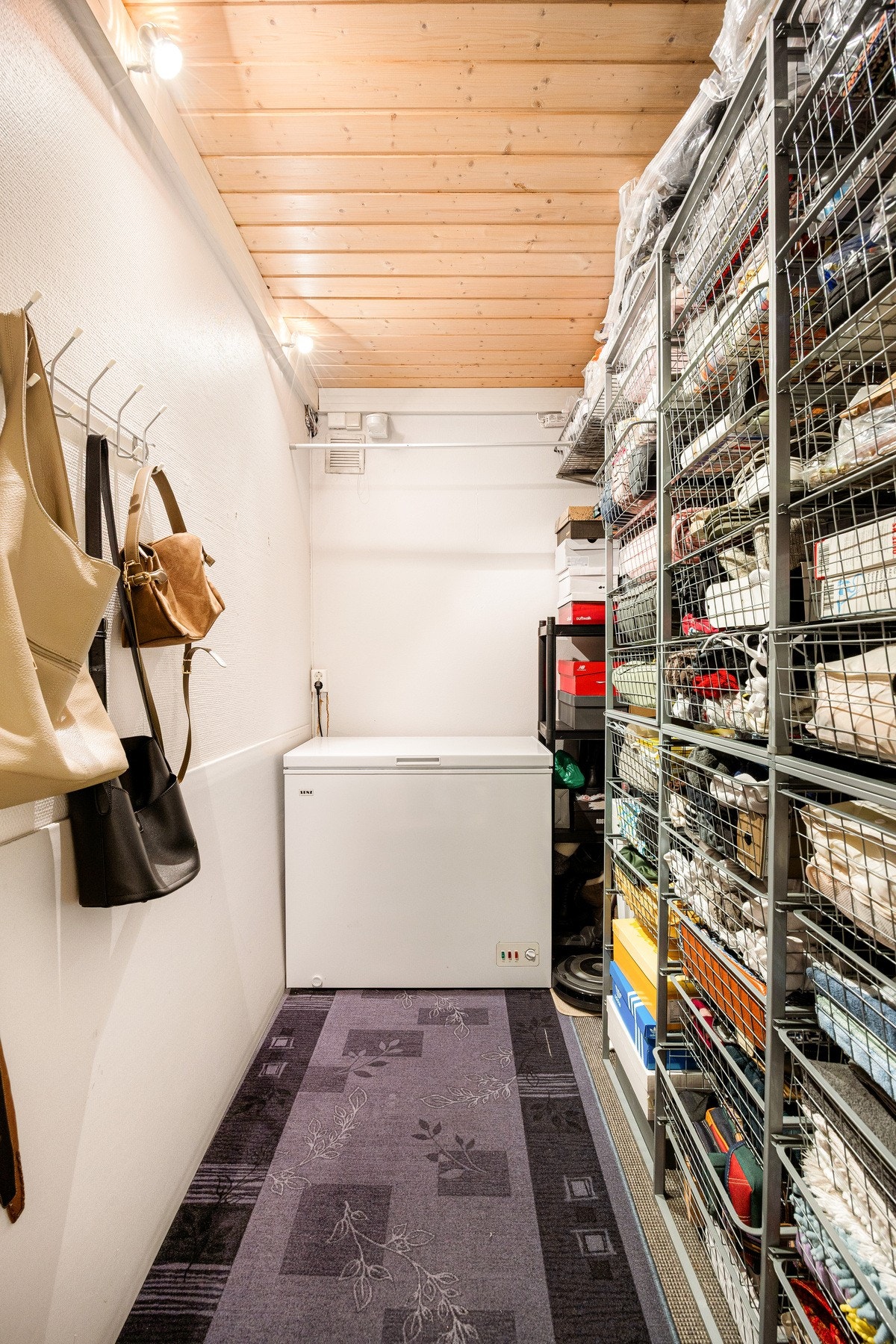 Underetasjen byr også på en romslig innvendig bod, smart innredet med kurvløsninger og fryser. Her får du gode oppbevaringsmuligheter som gjør det enkelt å holde orden og ha oversikt i det daglige. Galleribilde