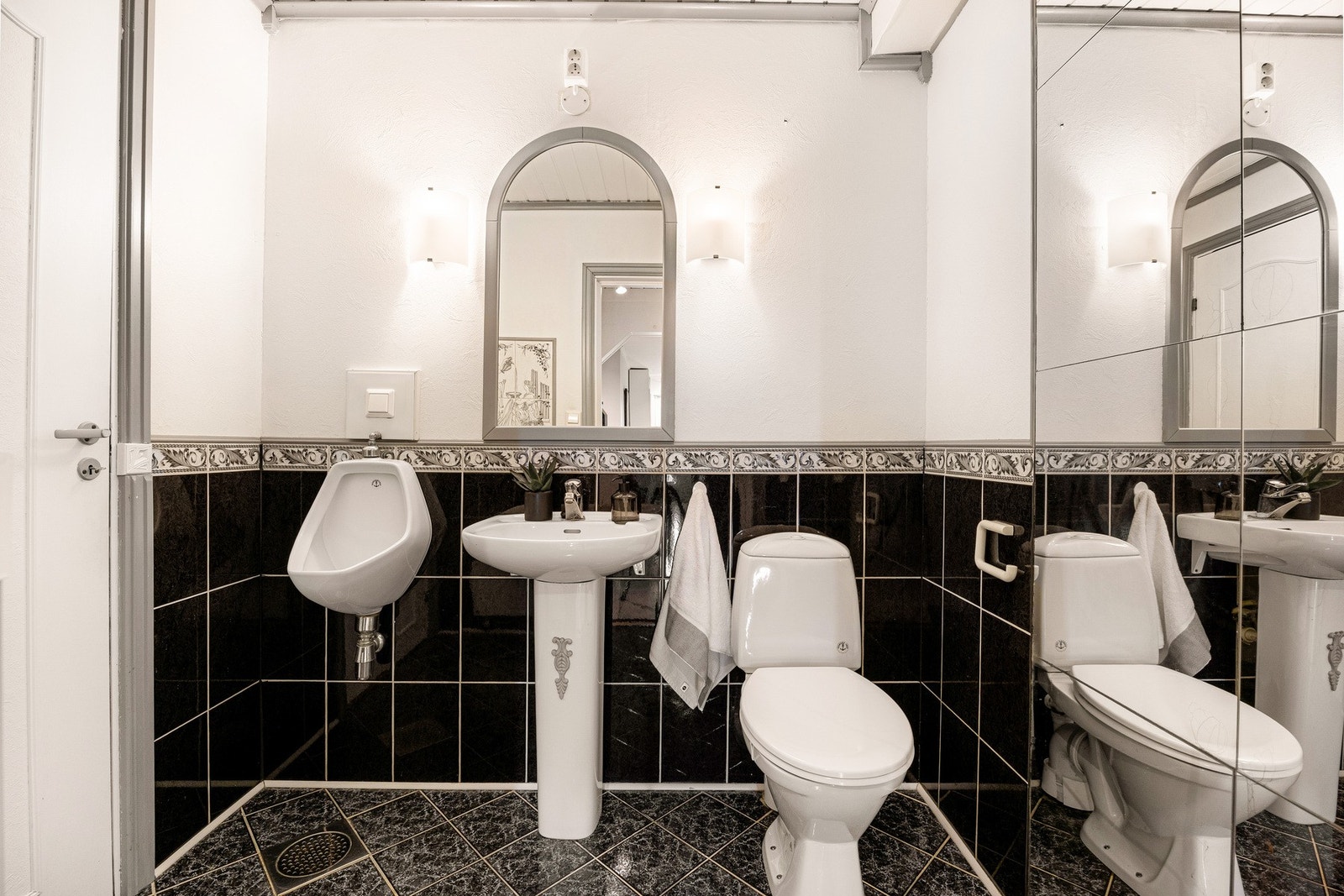 Boligen har i tillegg et separat toalettrom i underetasjen, noe som er en stor fordel i en travel hverdag. Rommet har flislagt gulv med gulvvarme og en praktisk utforming med servant, toalett og urinal. Galleribilde