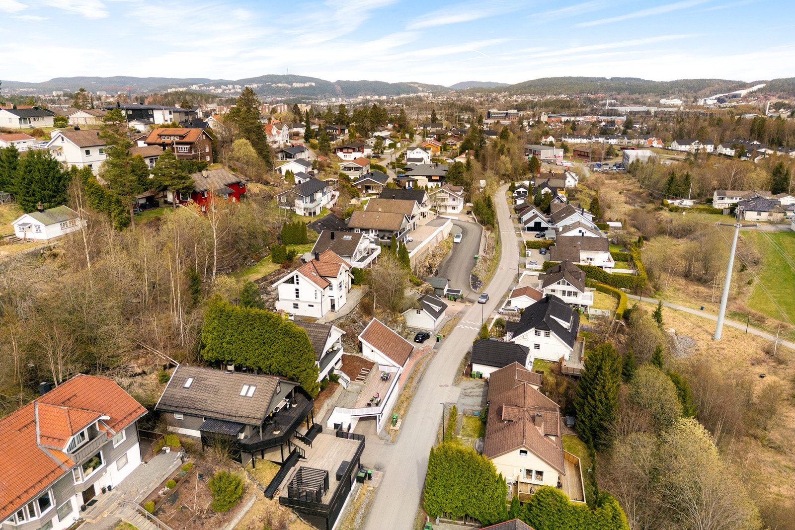 Med god tilgang til offentlig transport, inkludert tog- og bussforbindelser, er Lørenskog et ideelt sted for pendlere og de som ønsker å nyte både by- og landlivets beste sider. Galleribilde
