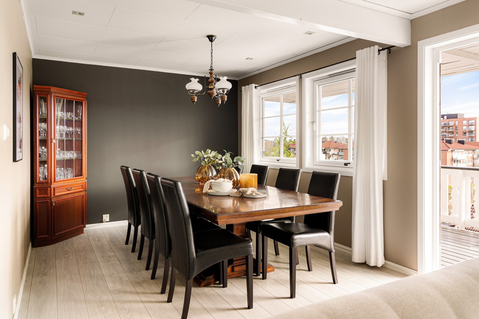 Fra stuen er det utgang til en stor, sydøstvendt balkong på hele ca. 42 m². Galleribilde