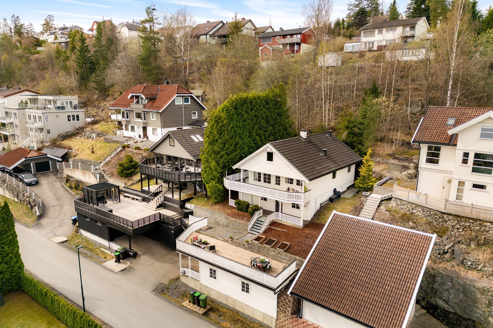 Området har et bredt utvalg av skoler, barnehager og idrettsfasiliteter som legger til rette for et aktivt og trivelig familieliv. Galleribilde