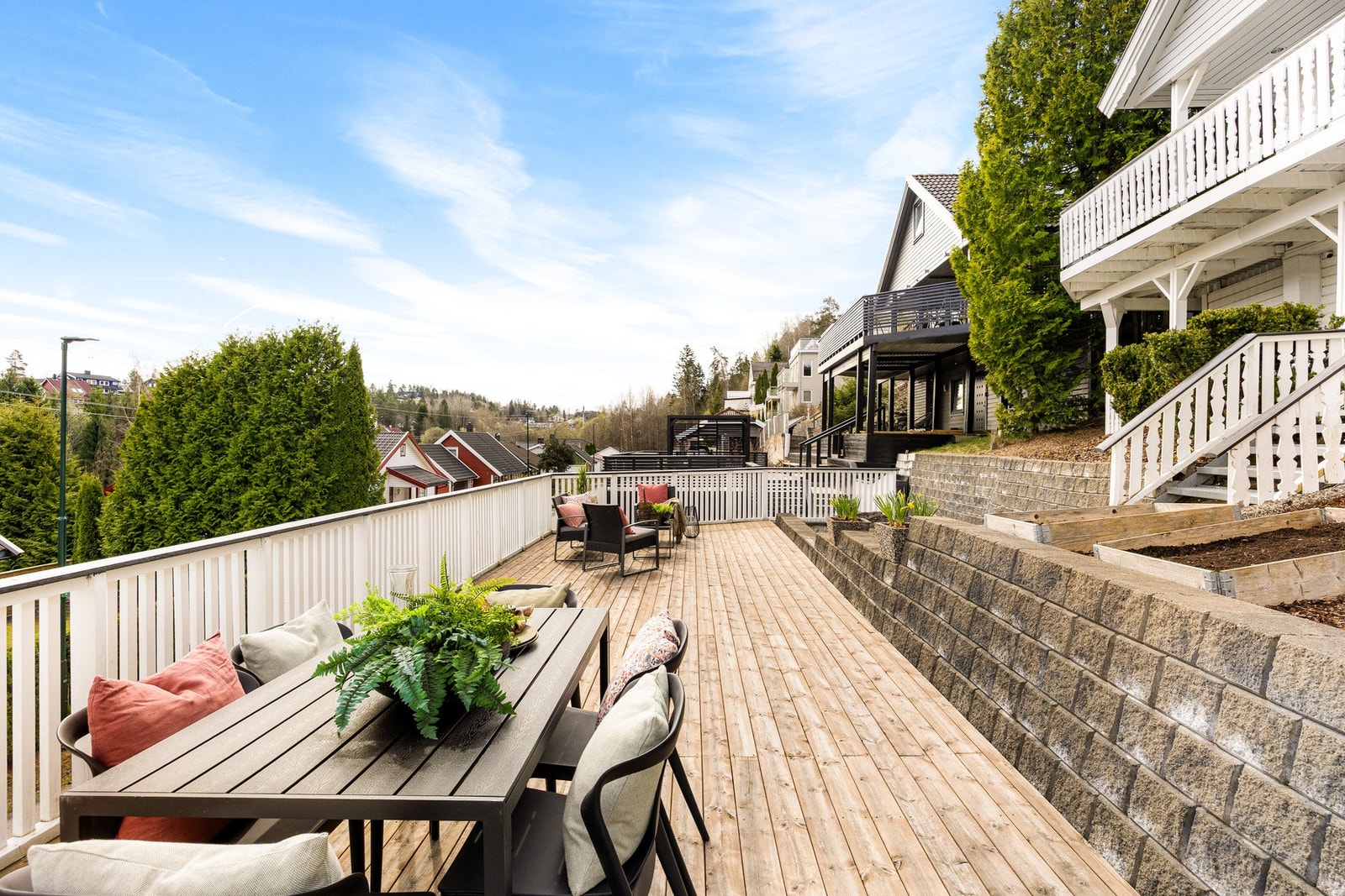 Boligen har en romslig terrasse på ca. 42 m² som ligger over garasjen og har en praktisk og luftig plassering med gode solforhold store deler av dagen. Galleribilde