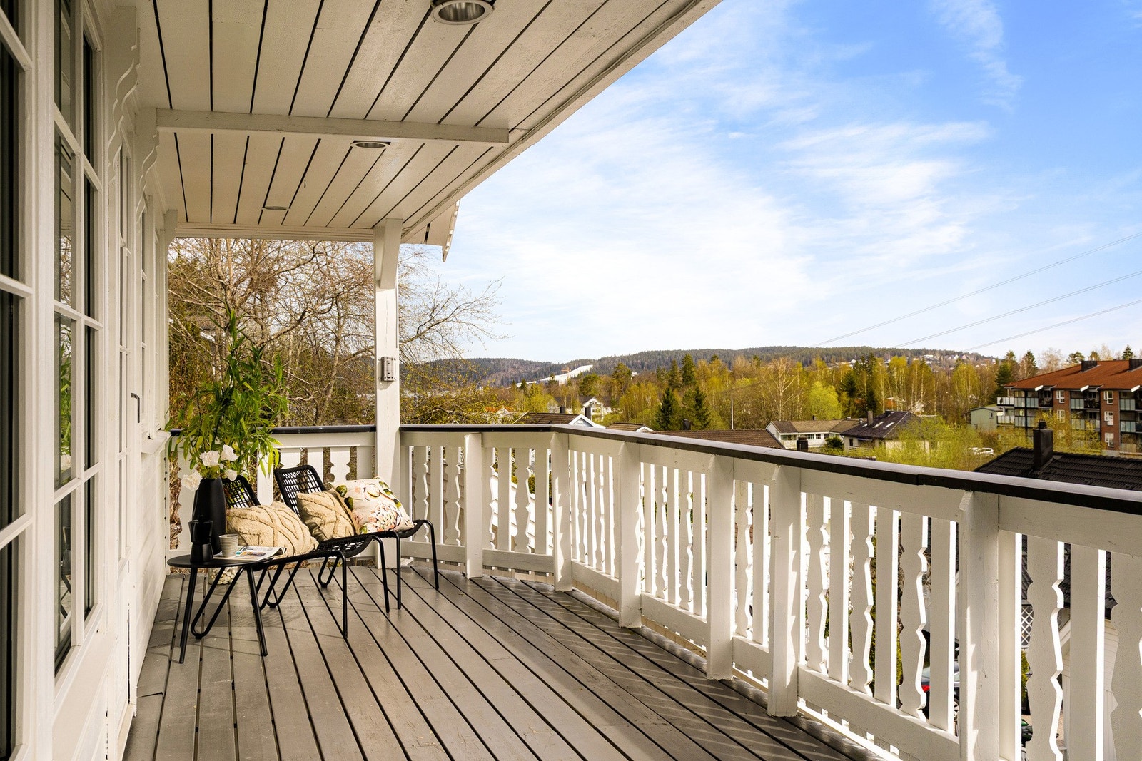 Her er det god plass til både sittegruppe, spisebord og grill, perfekt for lange sommerdager og hyggelige kvelder med venner og familie. Galleribilde