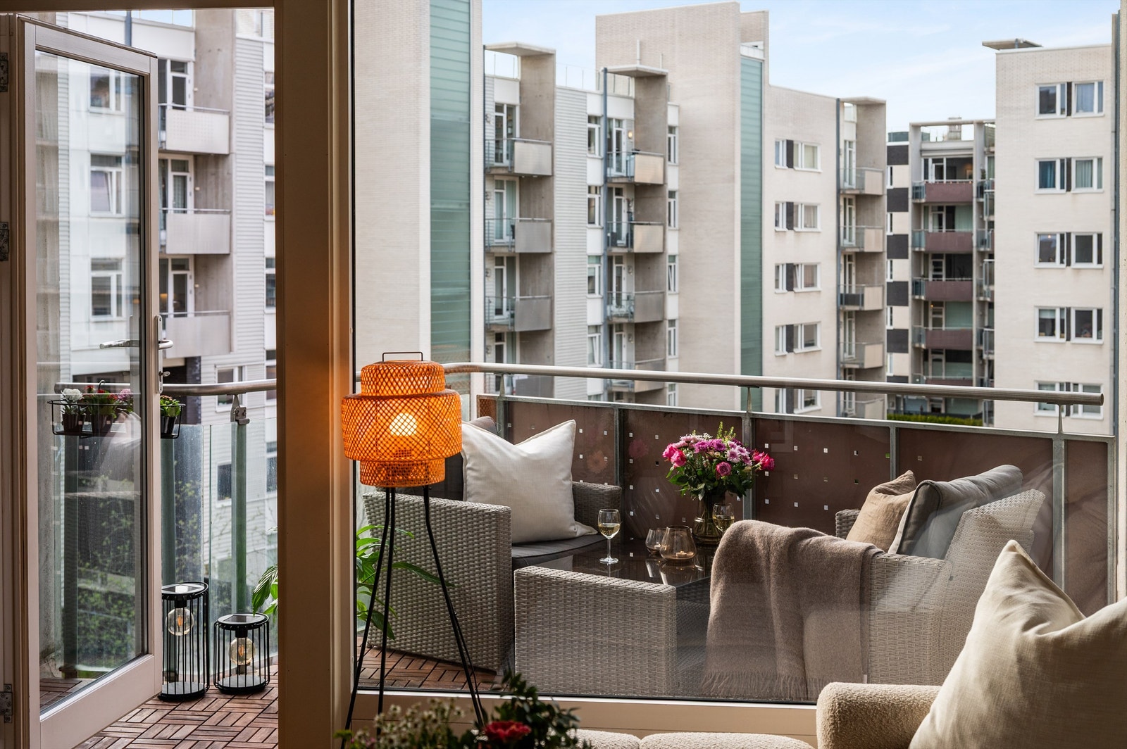 De store glassflatene med 2-lags isolerglass slipper rikelig med dagslys inn i leiligheten. Galleribilde