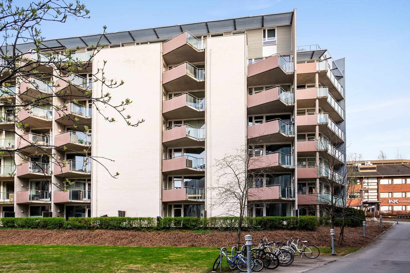 Eiendommen ligger i et veletablert og opparbeidet boligområde i Nydalen. Galleribilde