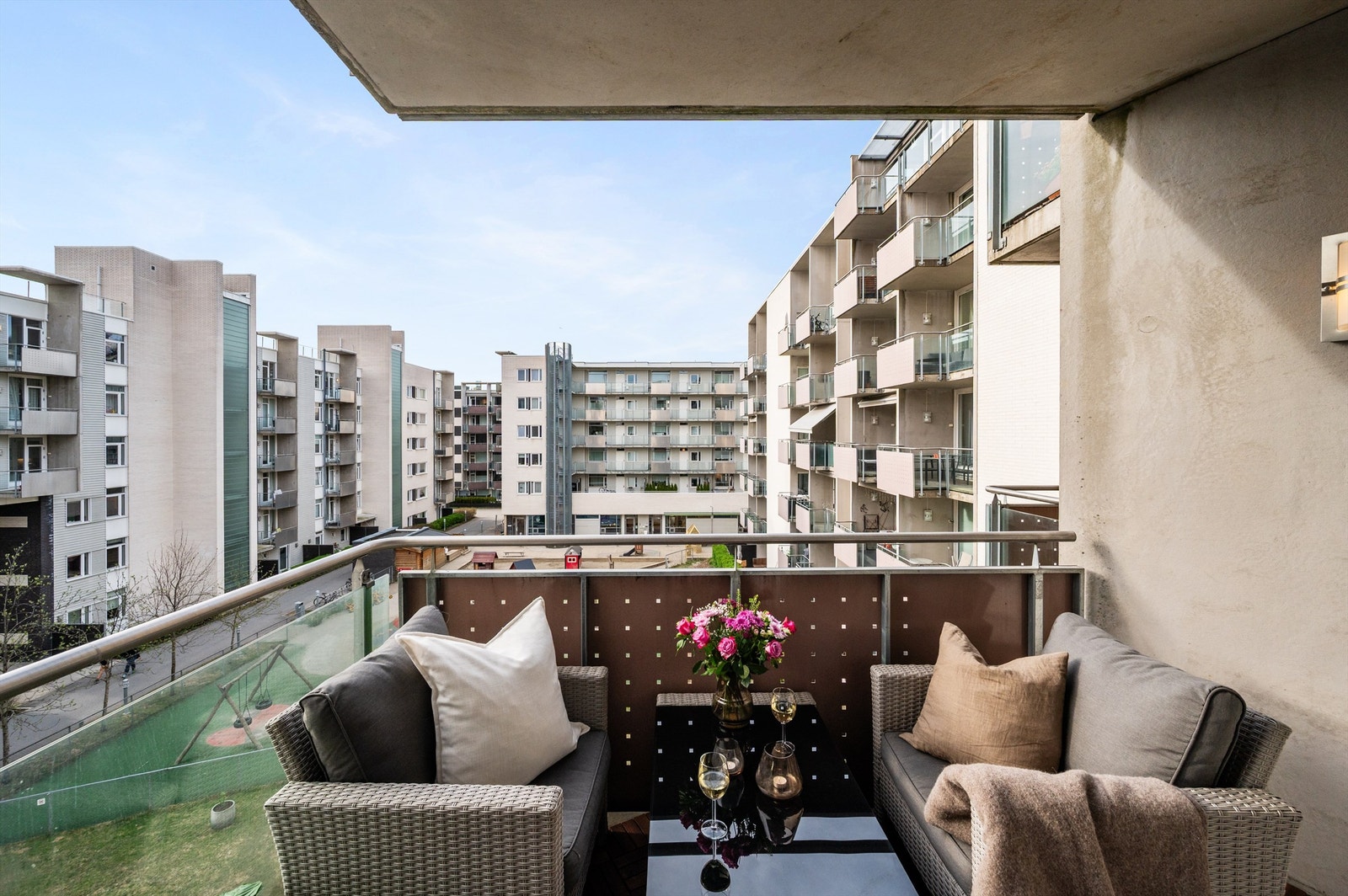 Den nordvestvendte balkongen på 8 m² har god plass til en sittegruppe. Galleribilde