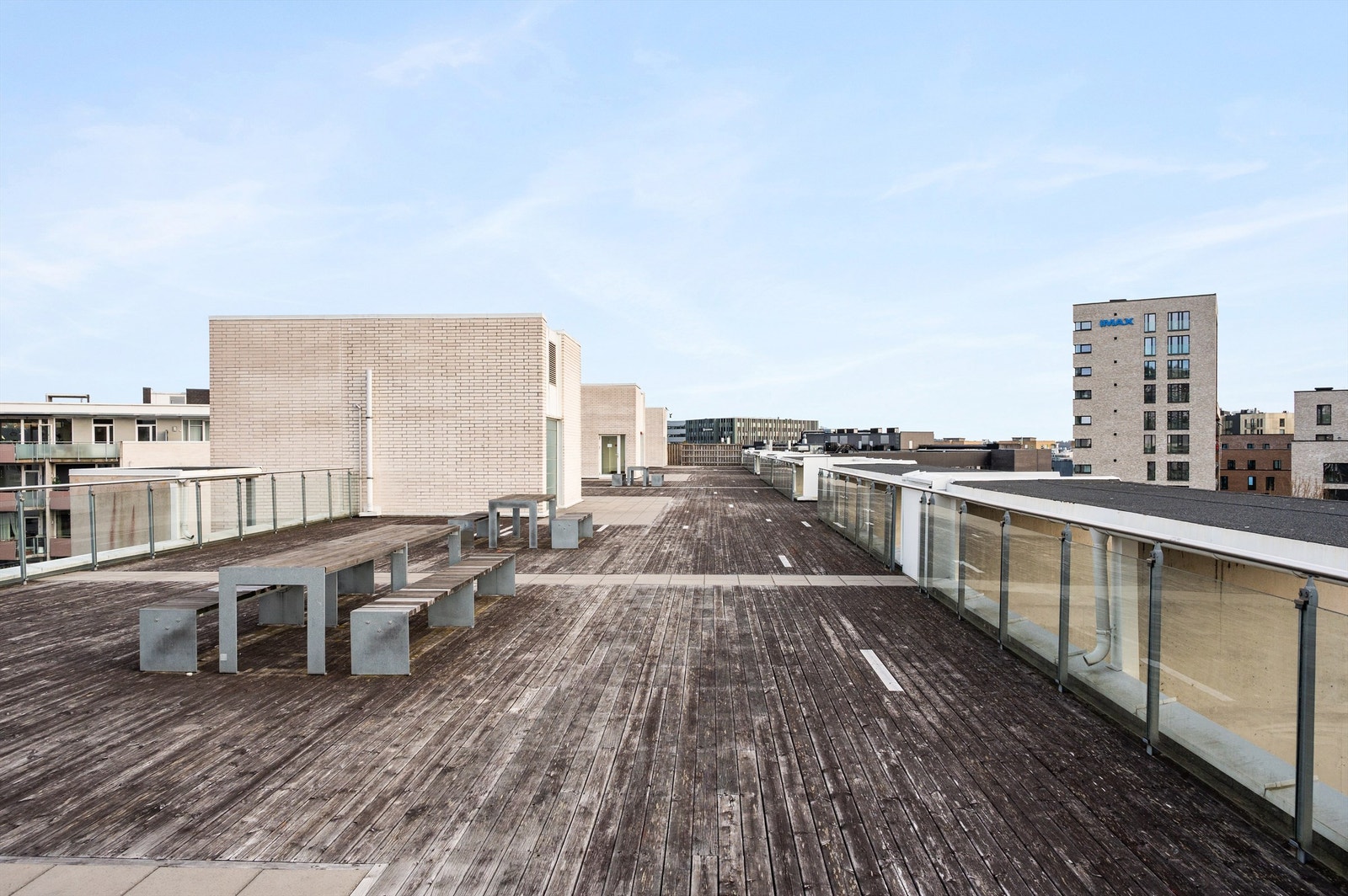 Store, felles takterrasser gir ekstra uteplass for beboerne. Galleribilde