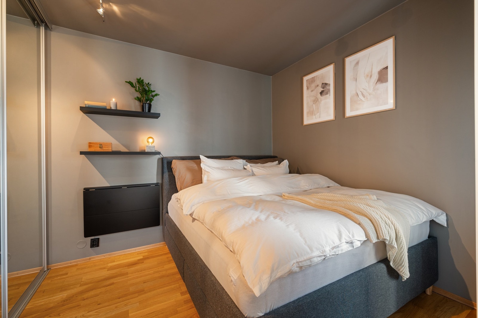 Soverommet har god plass til dobbeltseng og er innredet med en romslig skyvedørsgarderobe. Galleribilde