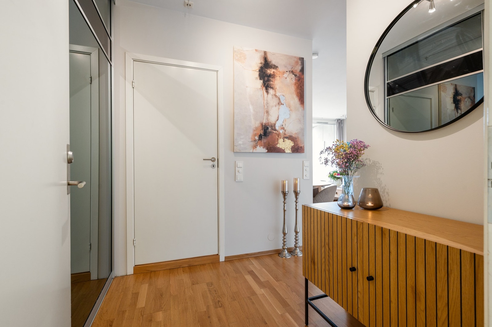 Entréen har plass til oppbevaring og en brann- og lydklassifisert dør som sikrer roen i leiligheten. Galleribilde