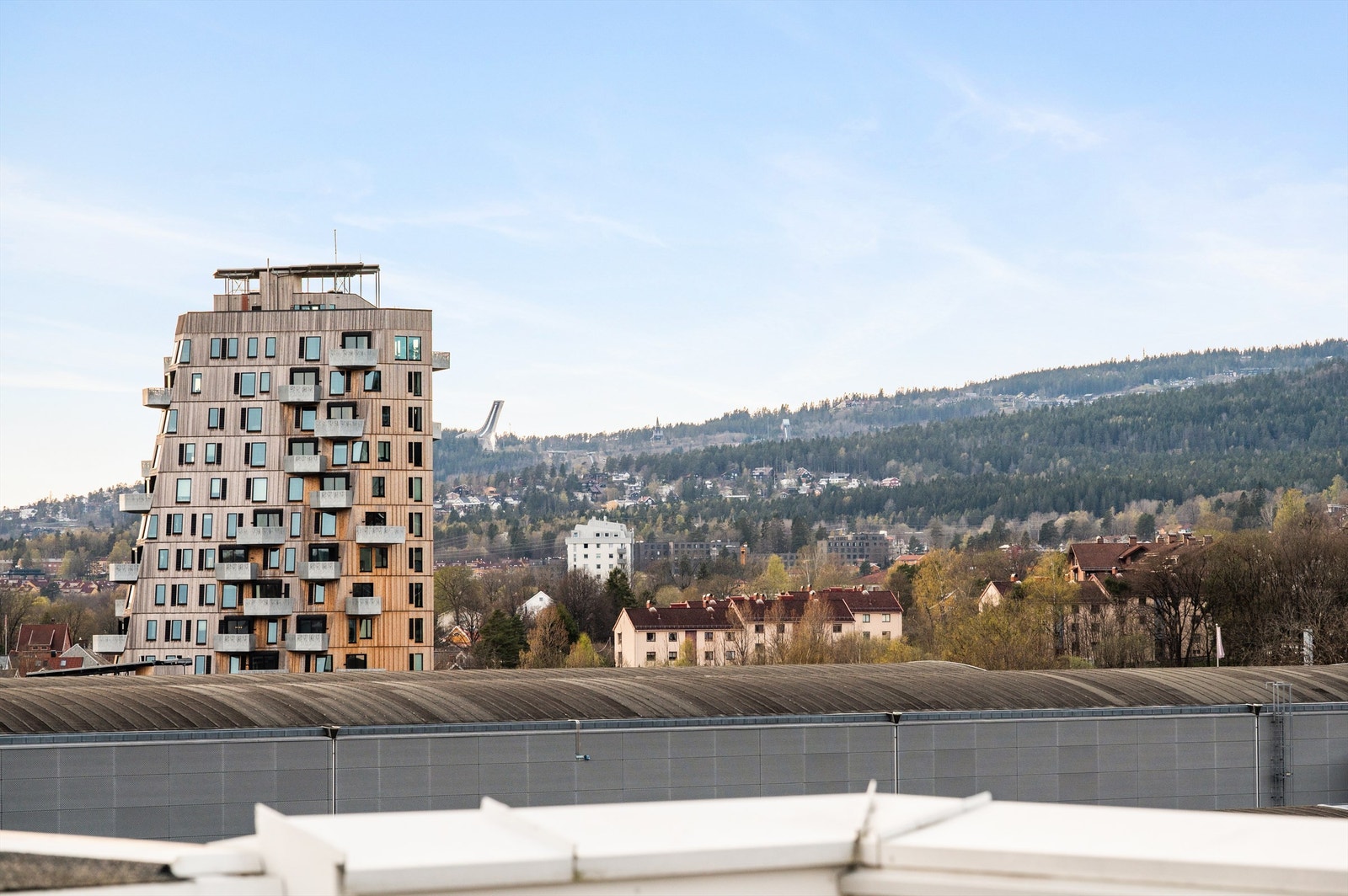 Fra leiligheten har du utsikt mot Holmenkollen og de grønne åsene rundt byen. Galleribilde