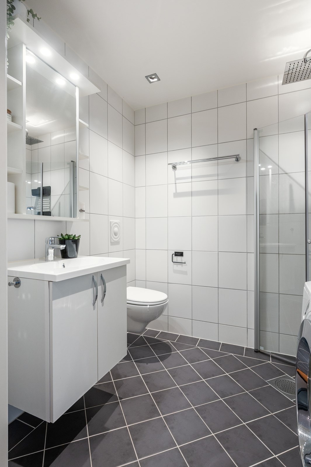 Badet har innfelte downlights i himlingen som gir god belysning. Galleribilde