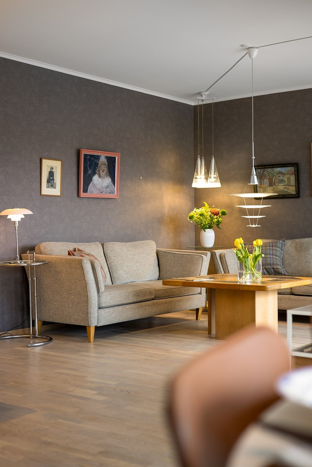 Leiligheten innehar fasiliteter som balansert ventilasjonsanlegg med varmegjenvinning, installert fjernvarme i borettslaget hvor det er vannbåren varme til radiator ovner i boligen og felles anlegg for oppvarming av vann. Galleribilde