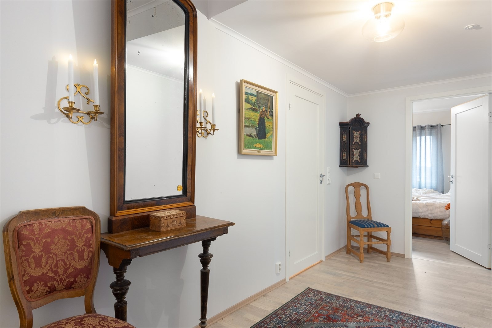 Leiligheten har adkomst via heis, felles trappeganger med adkomst fra garasjekjeller eller fra hoveddør med callinganlegg og kamera opp til leiligheten. Galleribilde