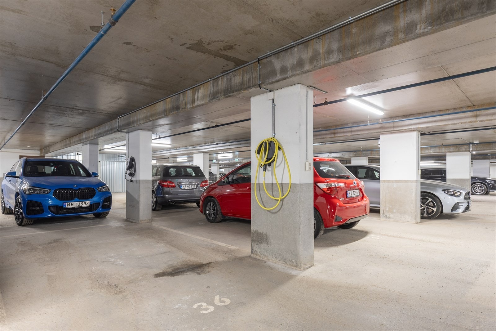 Egen parkeringsplass merket nr. 36 samt sportsbod i garasjekjeller. Og enkel tilkomst med heis og trappegang opp i etasjen! Galleribilde