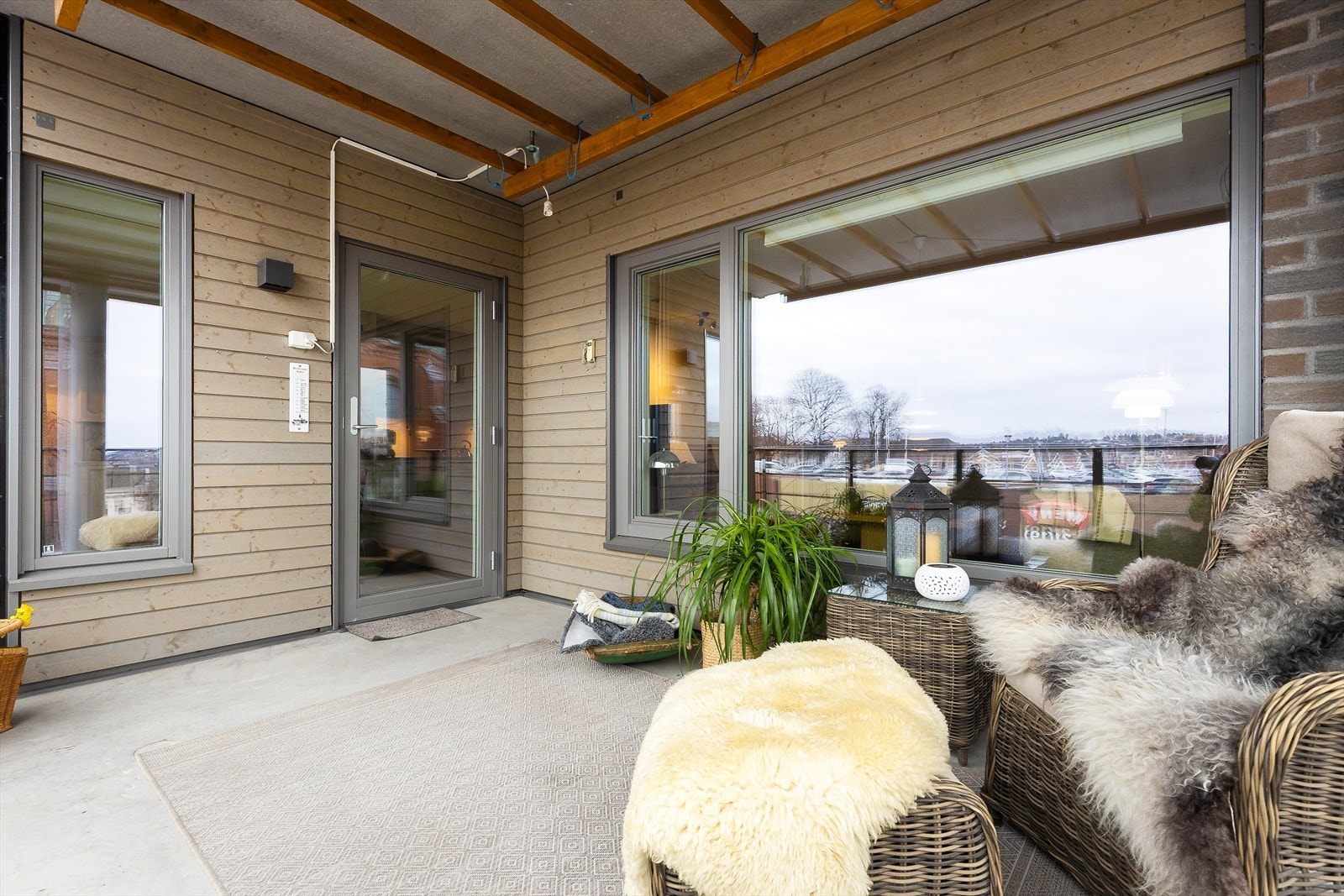 Fra kjøkkenet er det utgang til overbygget og solrik balkong med god plass til utemøblement. Galleribilde