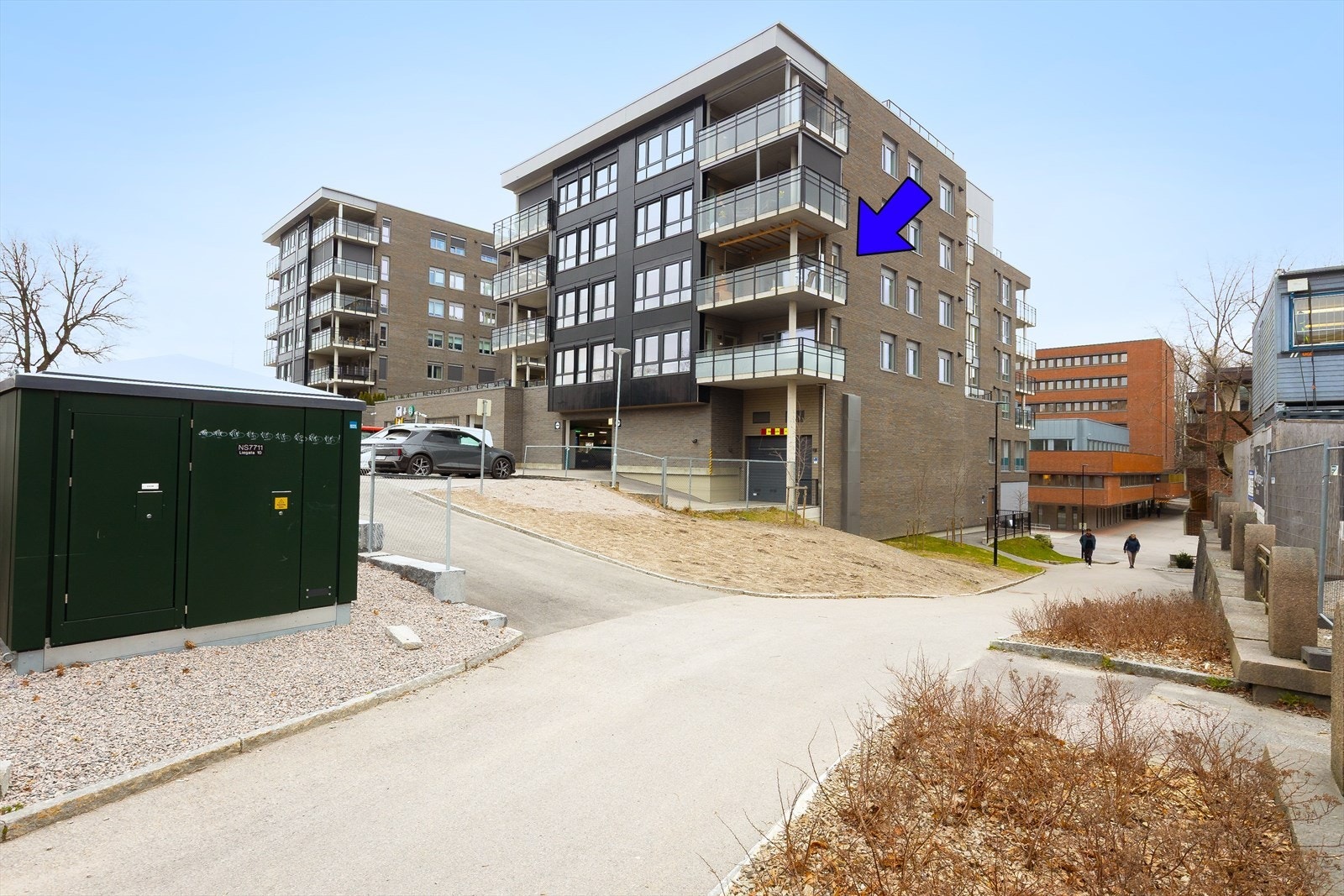 Leiligheten har en god plassering på hjørnet med sol inn store deler av dagen og fint utsyn over nærområdet. Galleribilde
