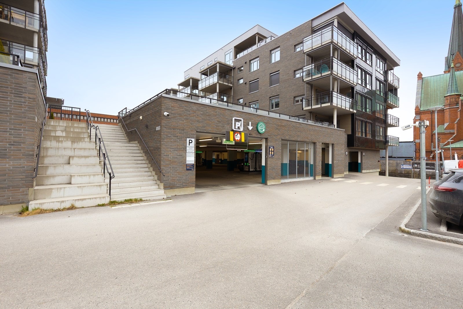 Louises gate 10 ligger høyt og sentralt til på østsiden av Lietorvet i Skien sentrum. Borettslaget består av to leilighetsbygg med flotte fellesarealer i mellom. Galleribilde