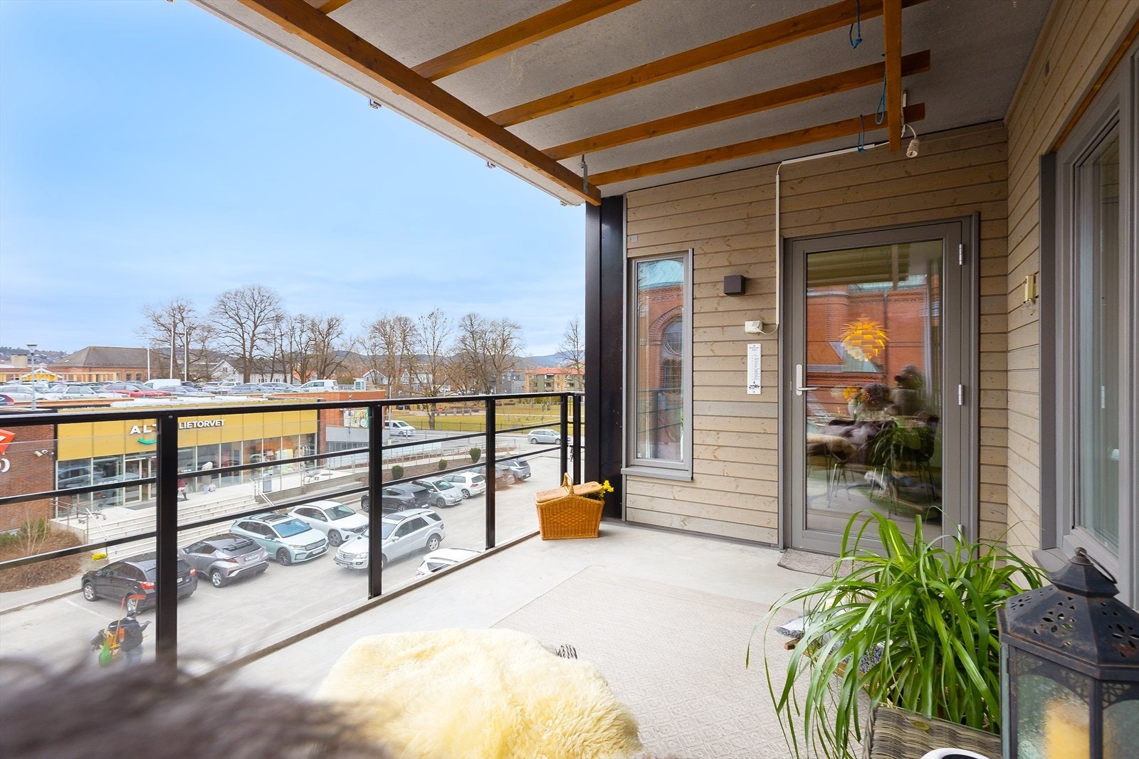 Her har du Lietorvets fasiliteter innen gangavstand, samt kort gangvei til bl.a. Skiens sentrumsgater, friområder, restauranter og kaféer. Galleribilde