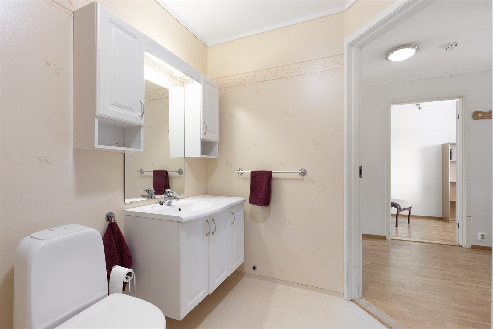 Badet fra byggeår er på 5 m2 og har belegg på gulv med varmekabler. God oppbevaringsplass i innredning med heldekkende servant, samt speil med overlys og el-stikk. Galleribilde