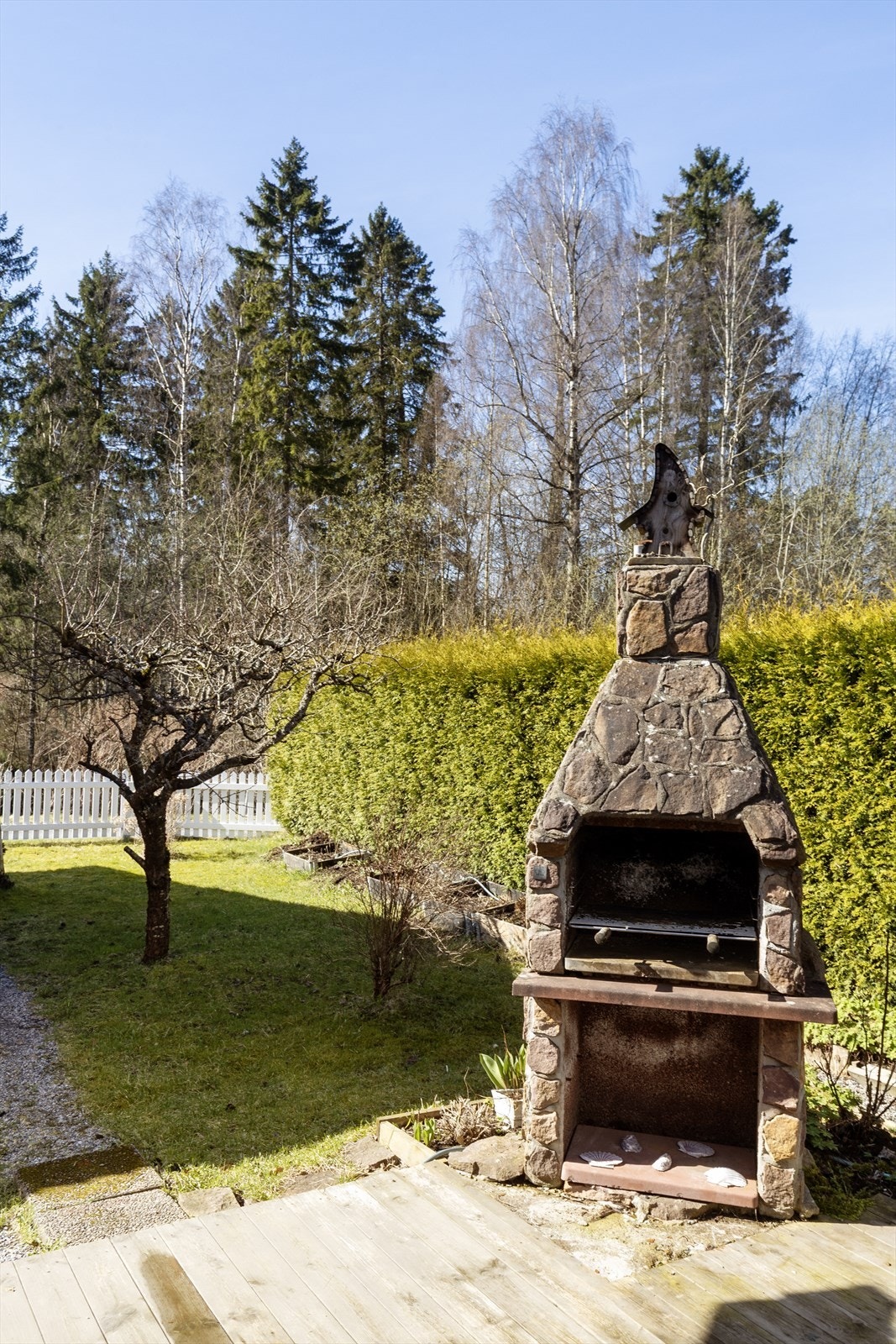 Det er også opparbeidet utepeis i hjørnet på terrassen, hvor man kan forlenge kveldene med stemningsfull peiskos. Galleribilde