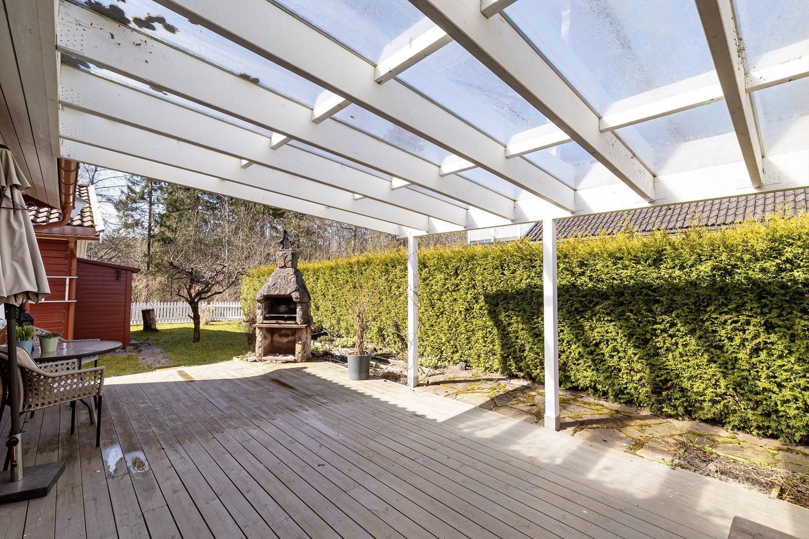 Med adkomst fra stua er det en lun terrasse med takoverbygg som ligger helt usjenert til. Galleribilde