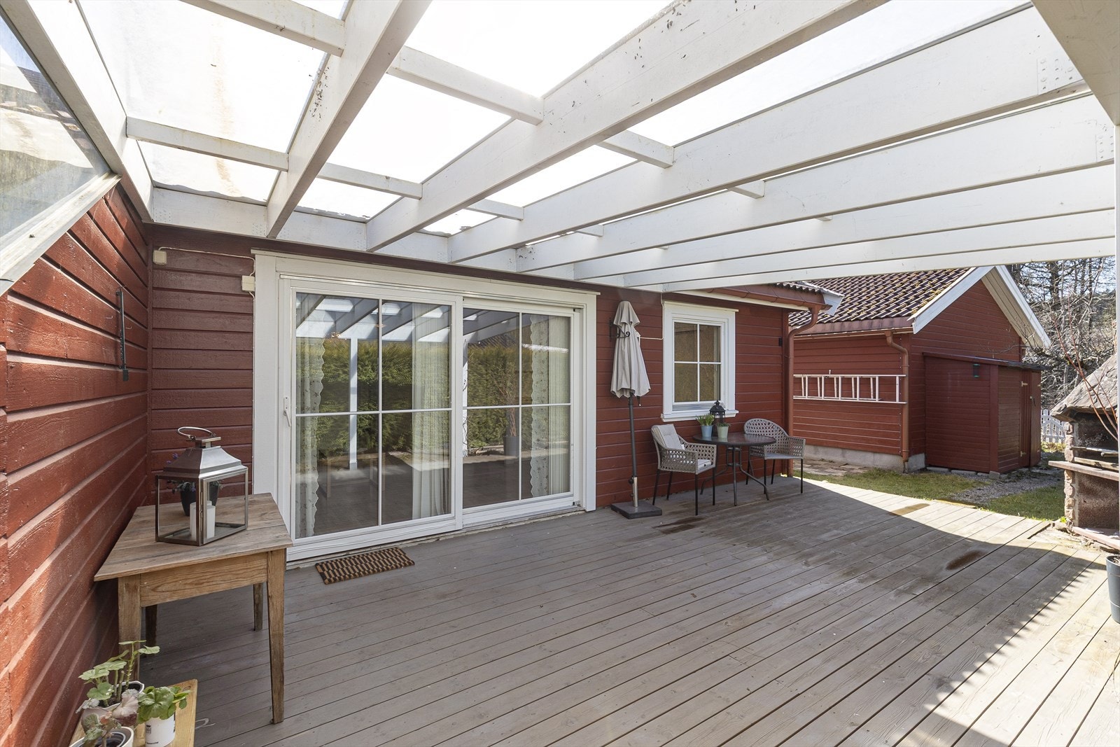 Terrassen ligger solrikt til mot en hyggelig hagedel, med god plass til ønsket utemøblement. Galleribilde