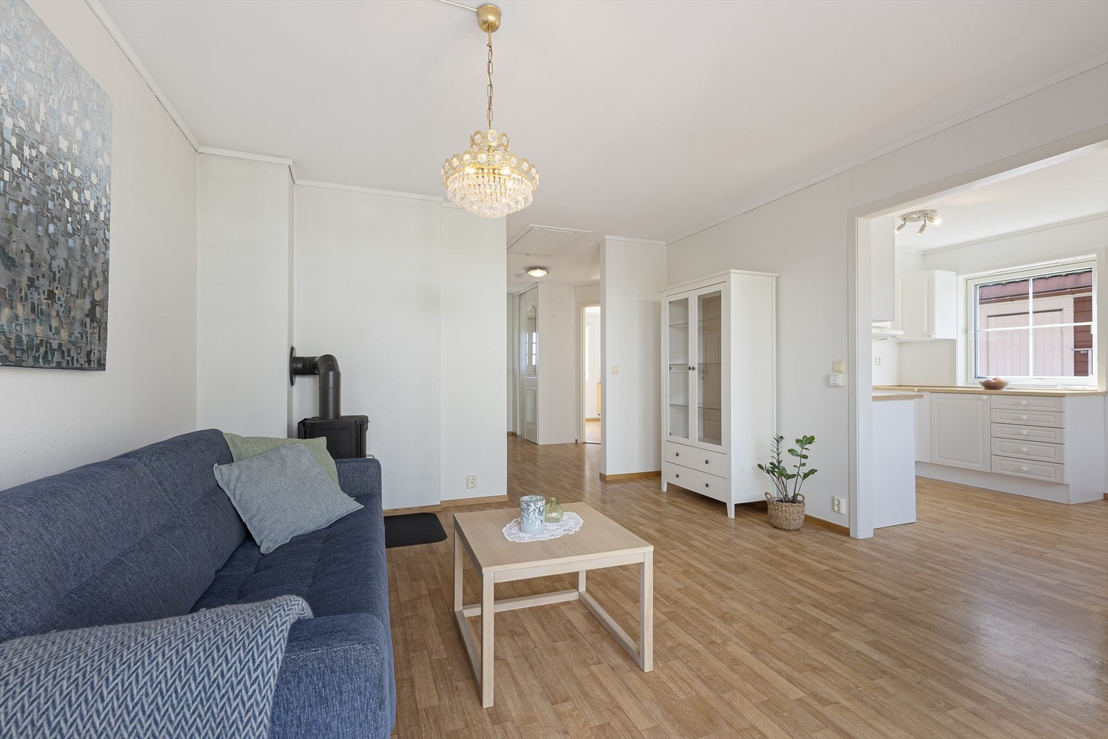 Innvendige overflater består hovedsakelig av belegg på gulv, malt glassfiberstrie på vegger og malte plater i tak. Galleribilde