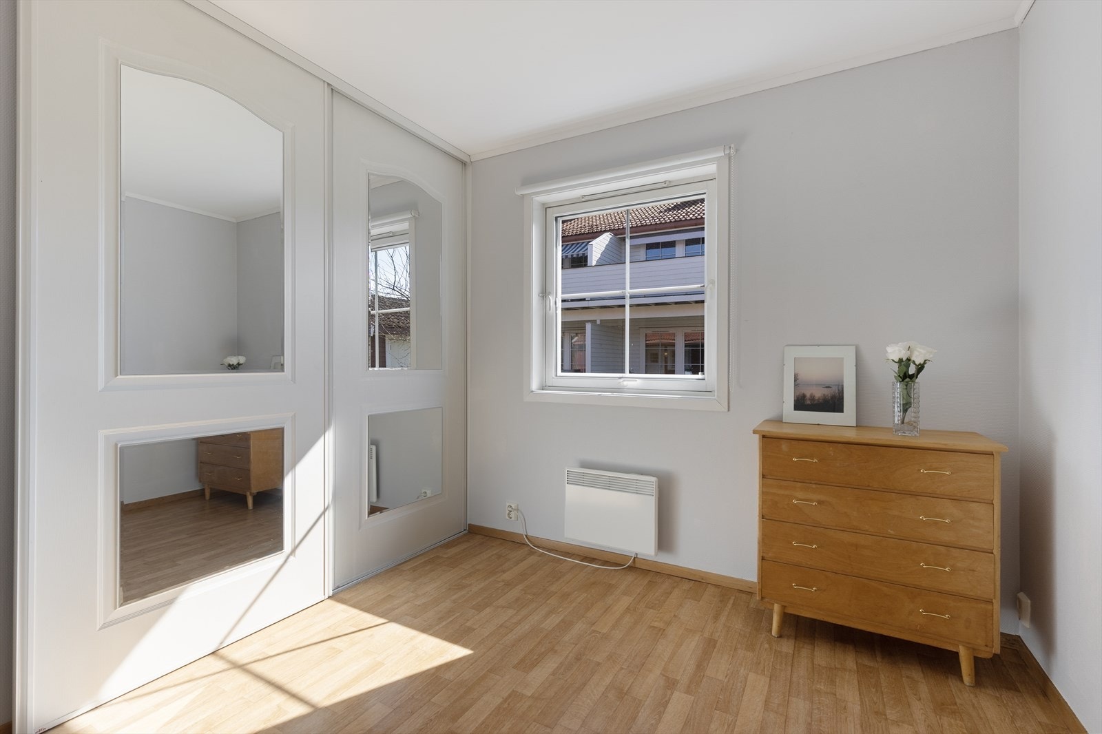 Det største soverommet er på 10 m2 og har stor skyvedørsgarderobe med speilfelt. Galleribilde