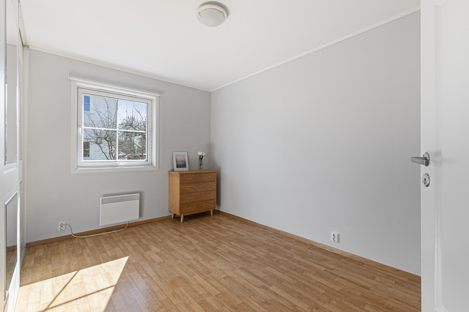 Boligen har to soverom som ligger på hver sin side av gangen. Galleribilde