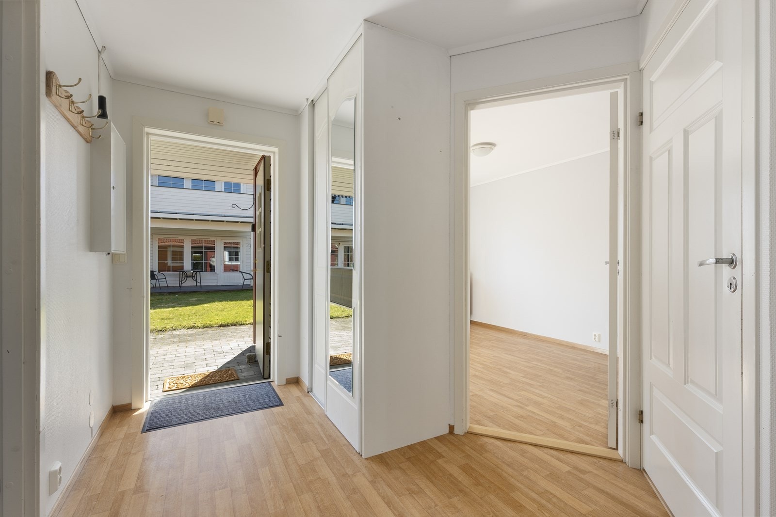 Med adkomst fra hyggelig overbygd inngangsparti kommer man inn i lys og romslig gang på 8 m2 med skyvedørsgarderobe for klesoppbevaring. Sikringsskapet er plassert i gangen. Galleribilde