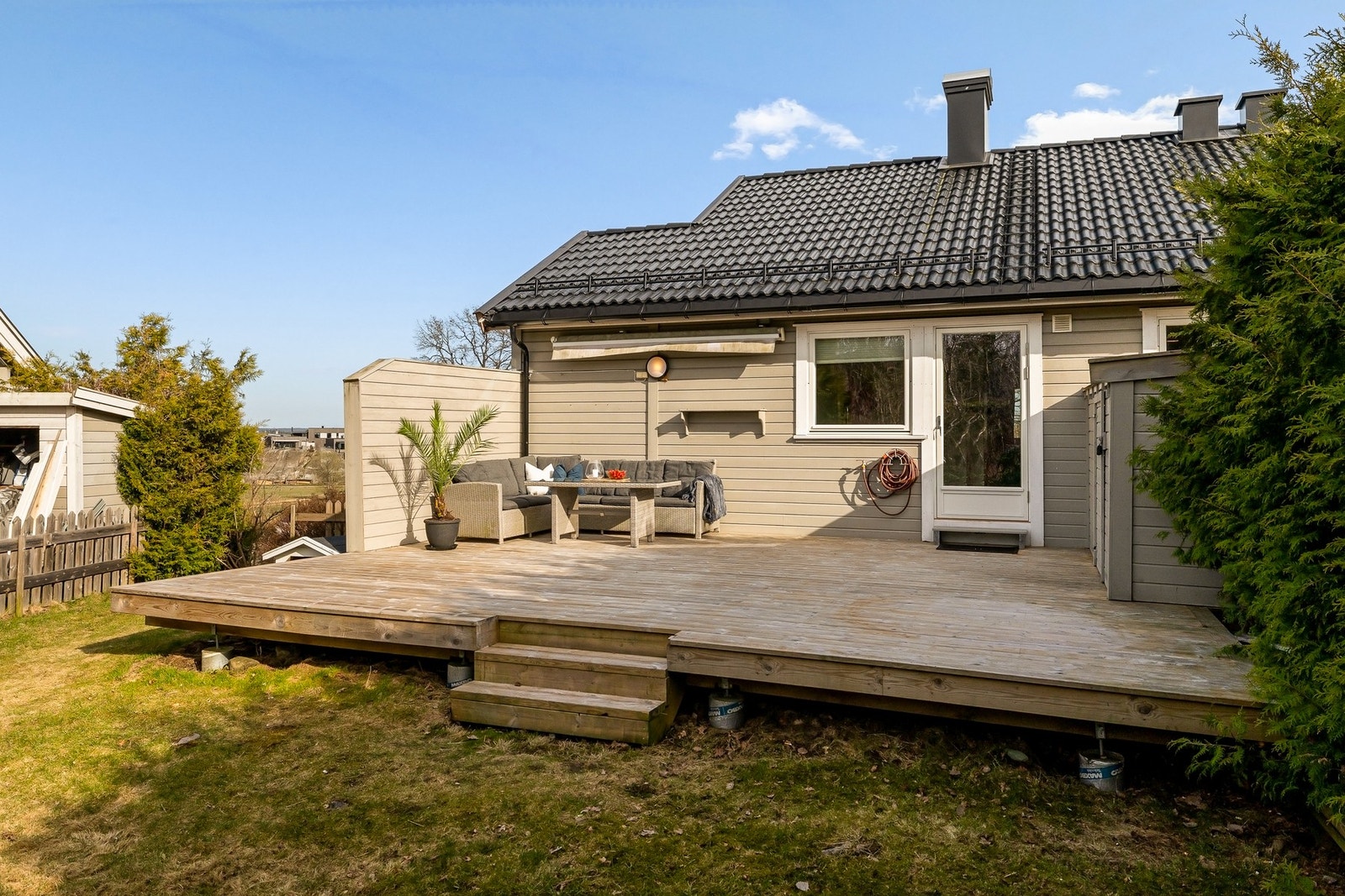 Hyggelig uteplass med terrasse og hage Galleribilde