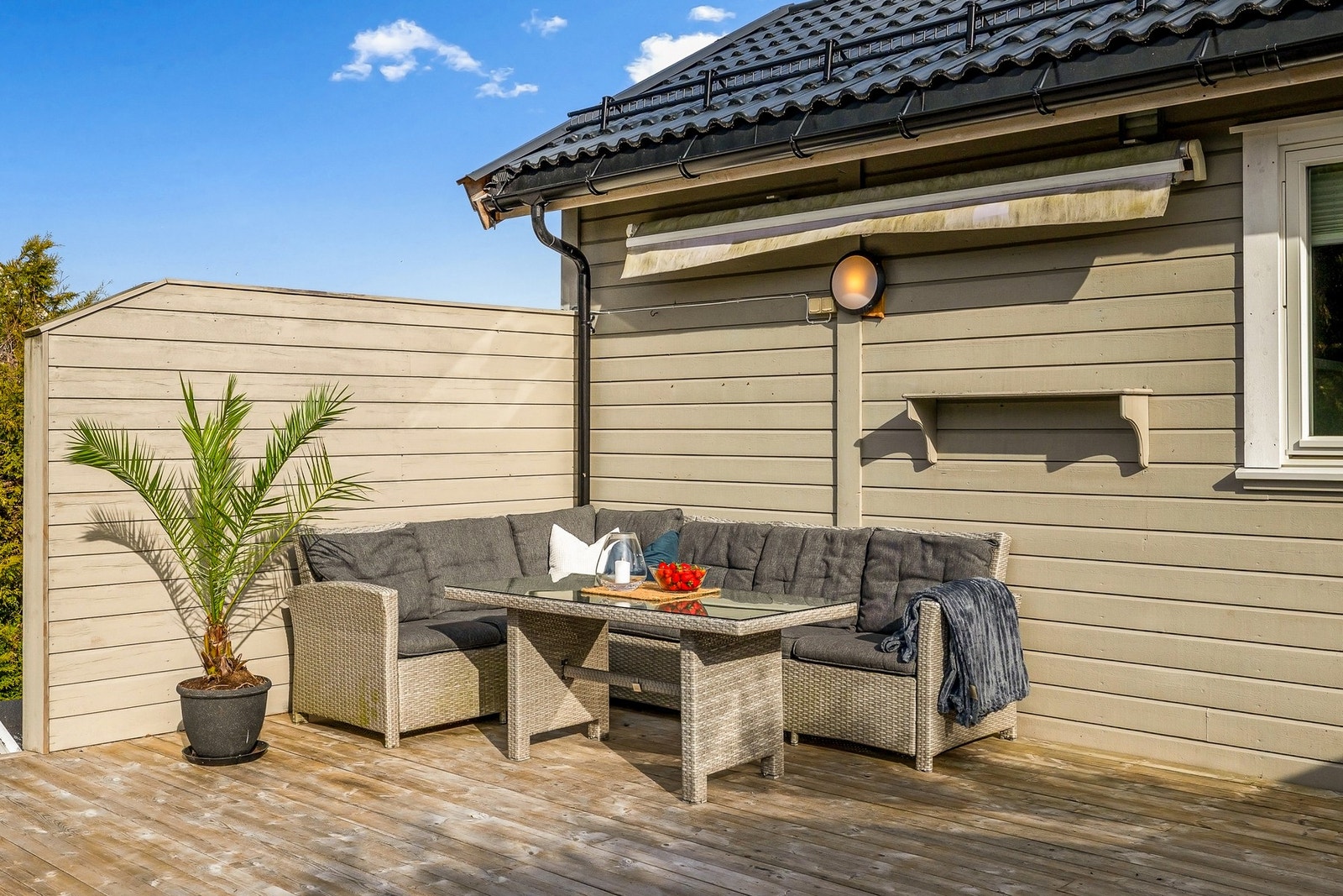 Romslig terrasse med god plass til møbler, beplantning og grill Galleribilde