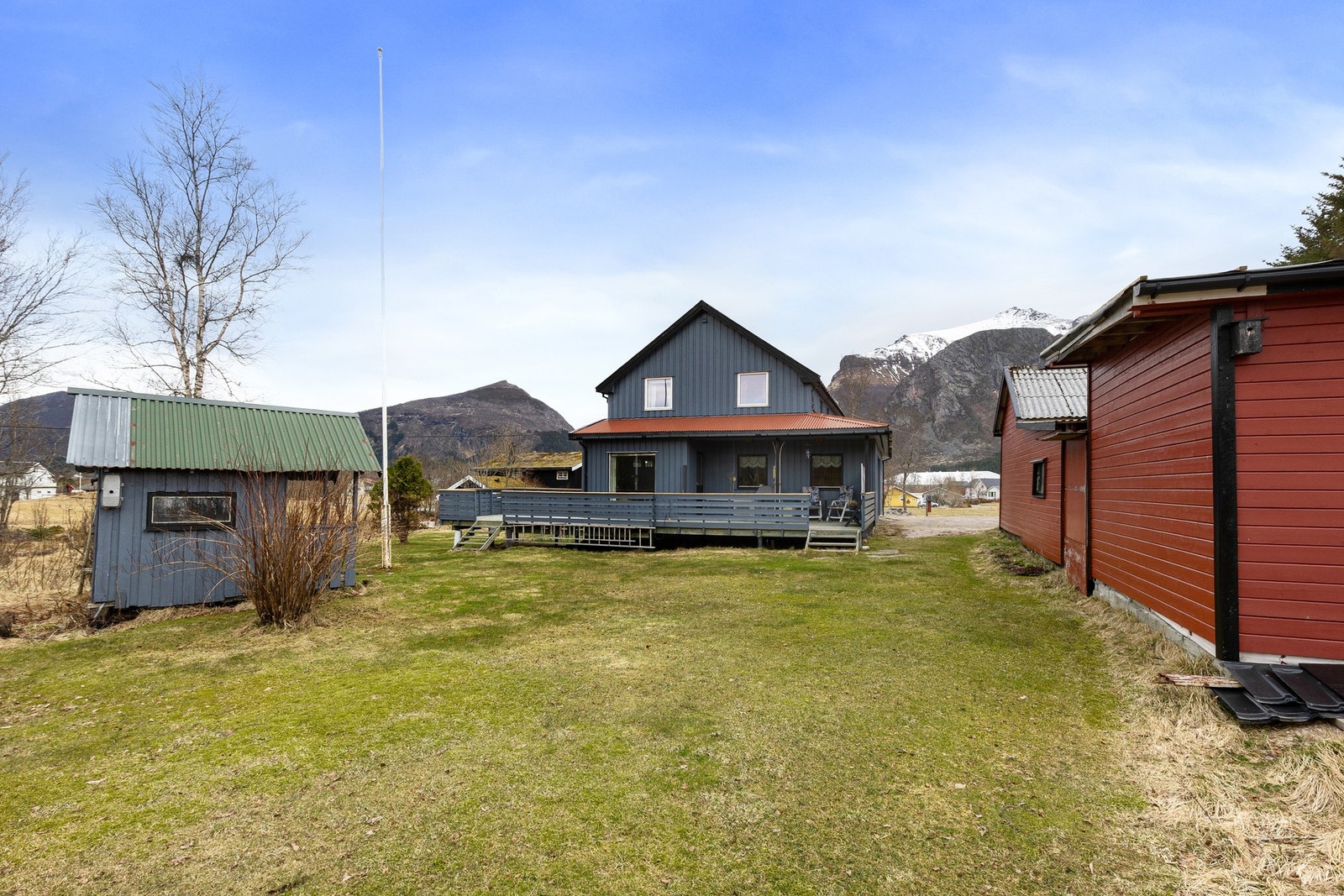 Stor frittliggende enebolig med en ny garasje, en eldre - og uthus/snekkerbod. Galleribilde