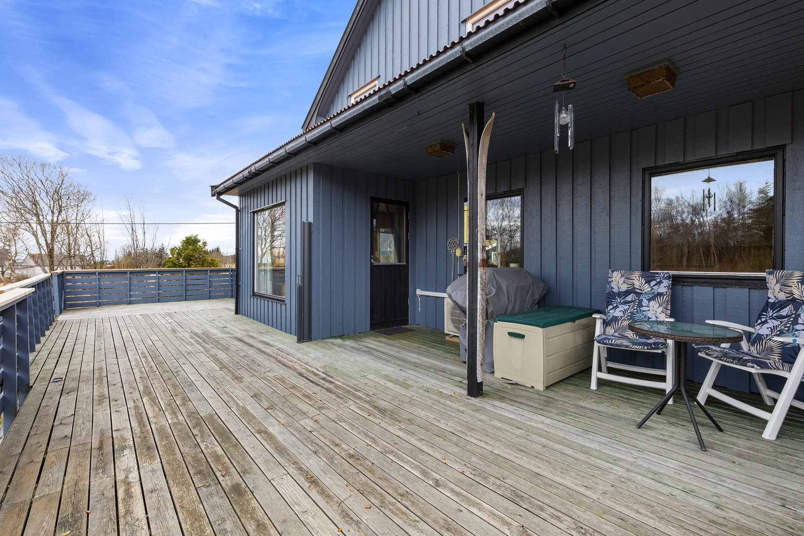 Utgang fra stuen til en stor veranda med strålende sol- og lysforhold, og direkte adkomst til fine grøntarealer Galleribilde