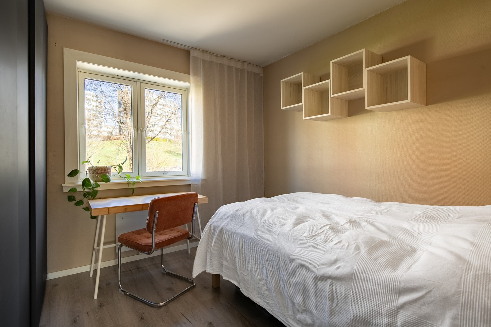 Soverom 2 vender ut mot rolige fellesarealer. Galleribilde