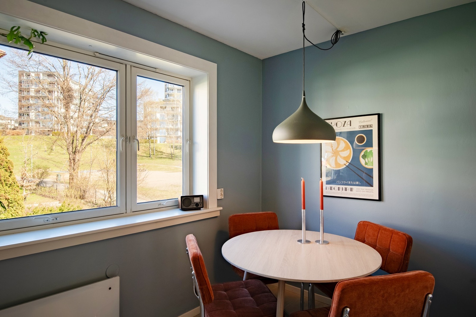 Separat kjøkken fra 2013 med innredning fra HTH. Kjøkkenet fremstår som lyst og meget praktisk. Galleribilde