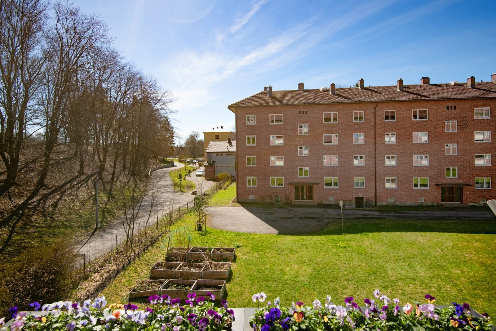 Nydelig utsyn over velstelte grøntområder som gir en rolig og harmonisk ramme rundt boligen. Galleribilde