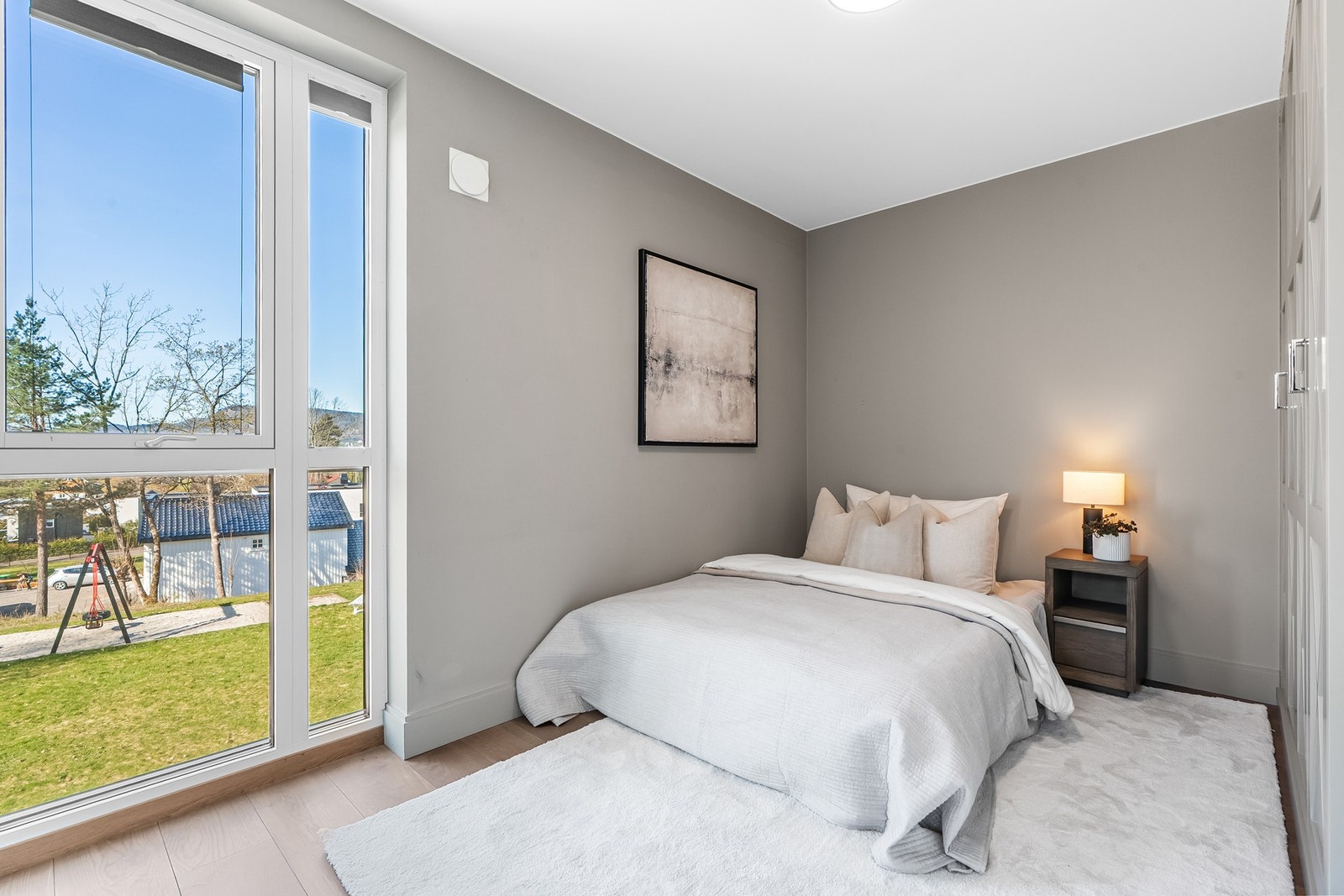 Soverom 3 er et lyst og trivelig rom med plass til seng, skrivebord og oppbevaring Galleribilde