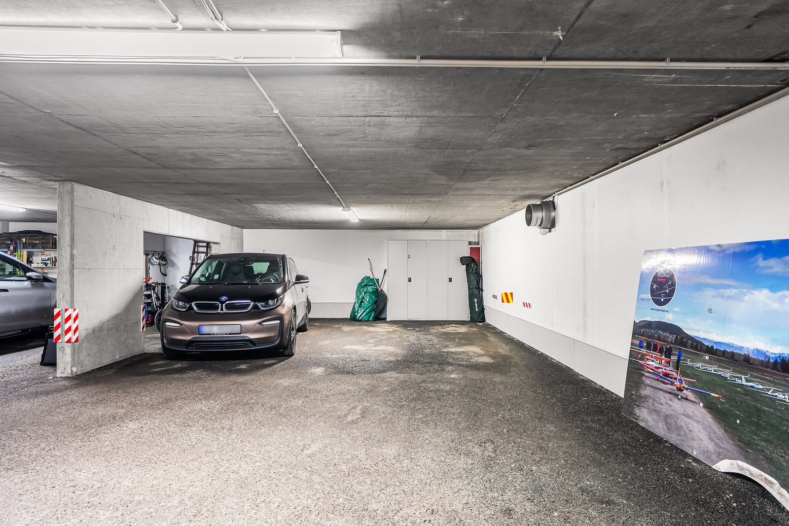 Leiligheten disponerer tre parkeringsplasser Galleribilde