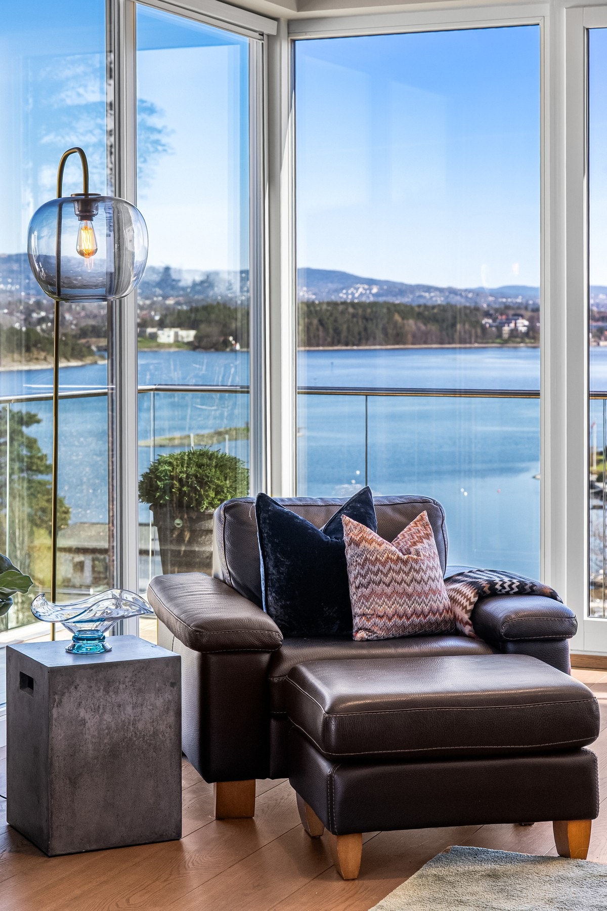 Detaljbilde med fjorden som bakgrunn Galleribilde