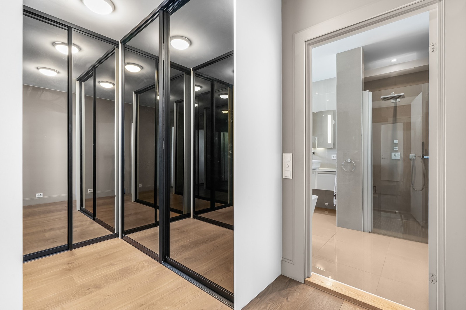 Stort walk-in-closet med god oppbevaringsplass Galleribilde